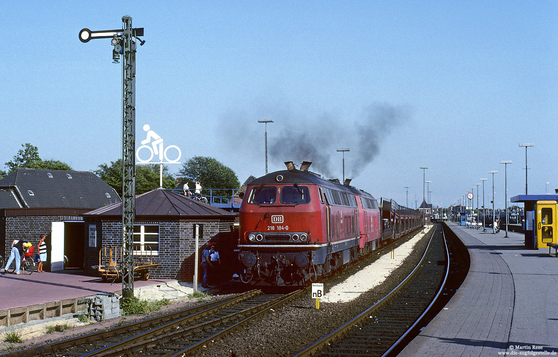 218 184 vom Bw Flensburg mit Autozug im Bahnhof Westerland 