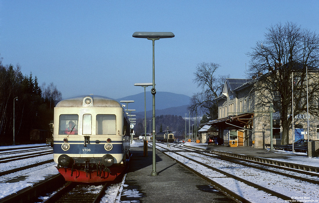 VT06 der Regentalbahn als Regionalbahn nach Bodenmais im Bahnhof Zwiesel