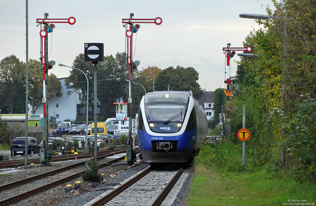 VT648 318 der NWB auf der Sennebahn in Paderborn Nord mit Formsignalen