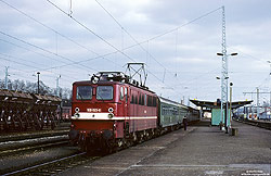 Holzroller 109 021 mit Nahverkehrszug nach Nordhausen im Bahnhof Sangerhausen
