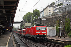 143 853 vom Bw Düsseldorfmit S8 nach Mönchengladbach in Wuppertal Hbf