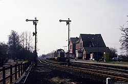 211 252 mit Nahverkehrszug nach Wilhelmshaven im Bahnhof Esens