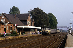 216 055 mit Eilzug nach Emden Aussenhafen im Bahnhof Bad Zwischenahn