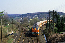 218 143 mit Citybahn bei der Einfahrt in Meinerzhagen mit ehemaliger Bahntrasse nach Wipperfürth