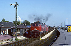 218 184 vom Bw Flensburg mit Autozug im Bahnhof Westerland 
