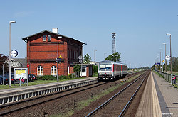628 503 als Syltshuttle Plus SSP1425 nach Bredstedt im Bahnhof Langenhorn mit Empfangsgebäude