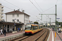 Triebwagen 910 der Albtalbahn AVG auf der Murgtalbahn im Bahnhof Gaggenau
