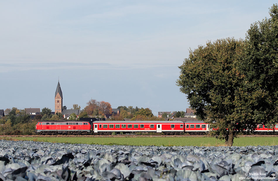 Hinter Satzvey verläuft die Eifelstrecke auf einer langen Geraden bis Euskirchen. Ohne viel Mühe rollt hier die 218 136 mit dem RE 12080 in Richtung Köln. 19.10.2009