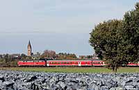 Hinter Satzvey verläuft die Eifelstrecke auf einer langen Geraden bis Euskirchen. Ohne viel Mühe rollt hier die 218 136 mit dem RE 12080 in Richtung Köln. 19.10.2009