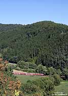 Blick von der Burg Rammstein: Unten im Tal hat die 218 137 mit dem RE 12088 nach Köln Messe/Deutz die anstrengende Fahrt über die Eifelstrecke noch vor sich. 31.8.2009