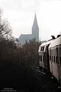 Die Pfarrkirche von Niederbettingen ist auch bekannt als "der Eifeldorn". Beim Blick aus dem Abteilfenster des RE 12075 tauchte diese Kirche im Morgendunst des 30.10.2009 auf.