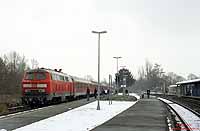 Mit dem RE 12080 nach Köln Deutz fährt die 218 206 in Erftstadt ein. 