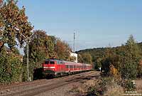 Ein weiteres Foto der ehemaligen "TEE-Lok" 218 217; aufgenommen bei der Durchfahrt in Satzvey. 19.10.2009