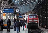 In Köln Hbf, Gleis 8 steht der RE 12079 abfahrbereit nach Trier. 9.12.2009