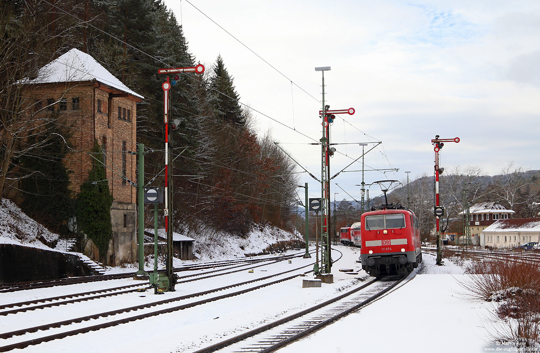 111 074 in verkehrsrot mit RE bei der Einfahrt in den Bahnhof Horb