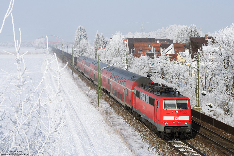111 225 mit dem RE37709 nach Augsburg Hbf bei Bäumenheim 