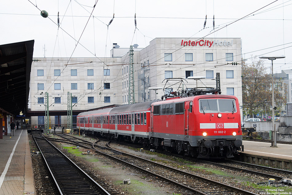 Mit der RB37371 nach Regensburg steht die Münchener 111 002 abfahrbereit in Ulm Hbf