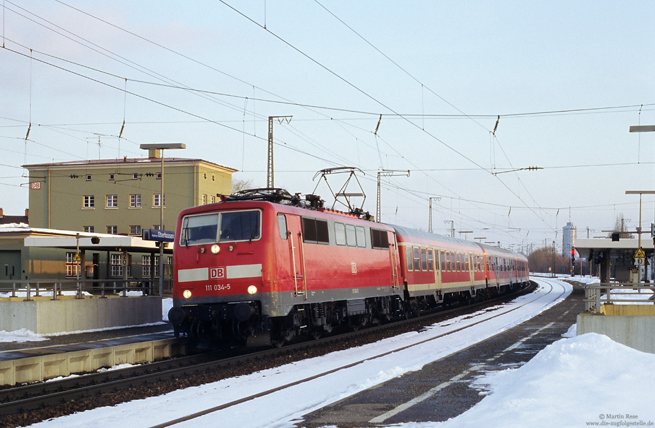 Mit der RB11874 Augsburg - Donauwörth legt die 111 034 in Augsburg Oberhausen einen kurzen Zwischenstop ein