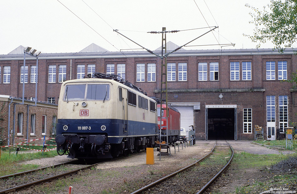 111 087 vom Bw München im Werk Dessau