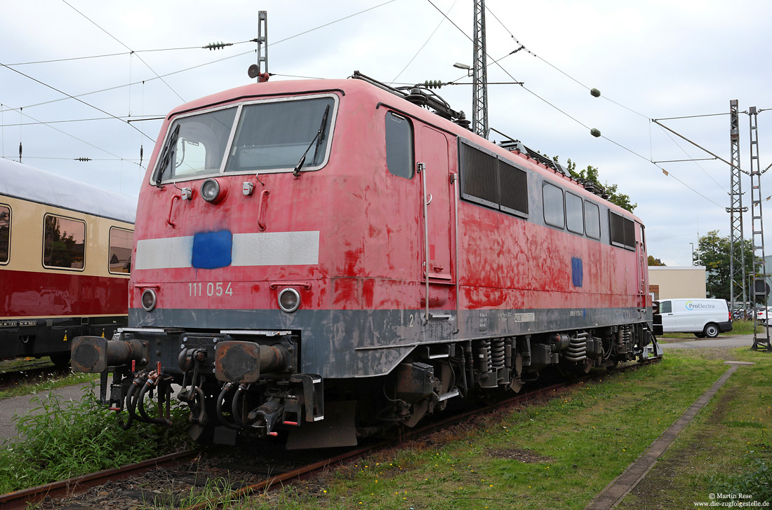 111 054 des Unternehmens Train rental TRI in verkehrsroter Lackierung in Köln Bbf