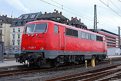 111 226 des EVU Smart Rail in verkehrsrot ohne Eigentumsmerkmale in Frankfurt Hbf