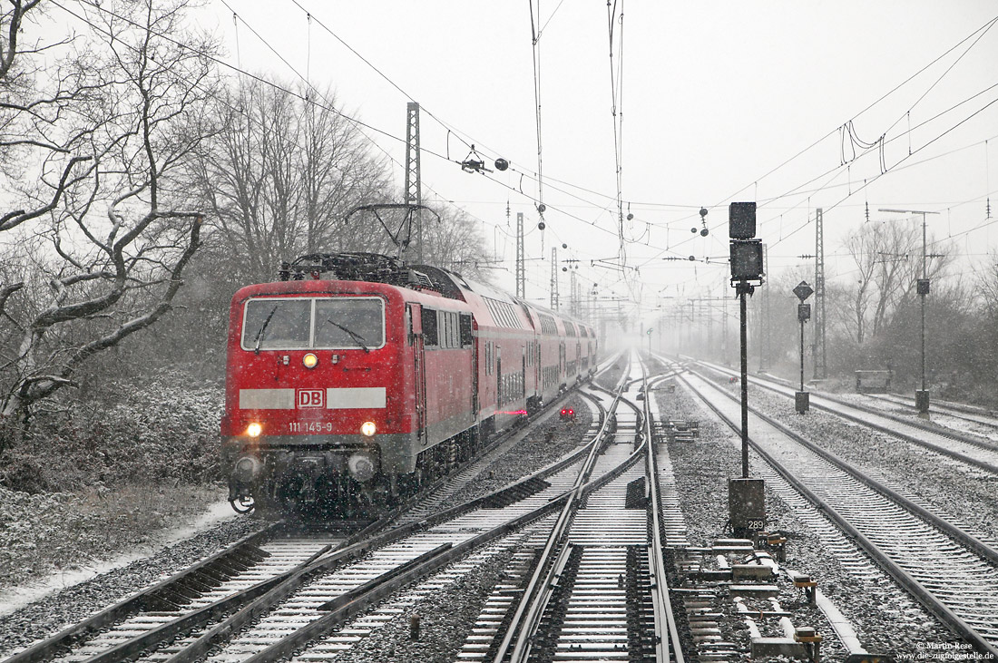111 145 mit Doppelstockwagen im Schneefall bei Minden