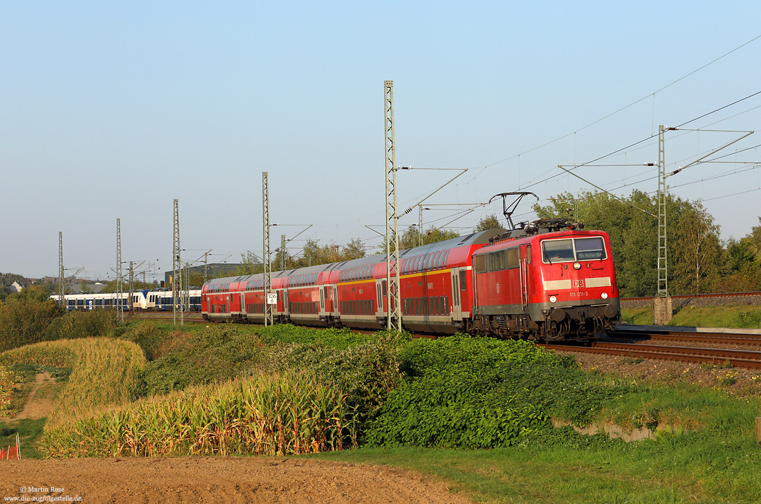111 011 in verkehrsrot mit Doppelstockwagen im Herbst am Abzweig Linden