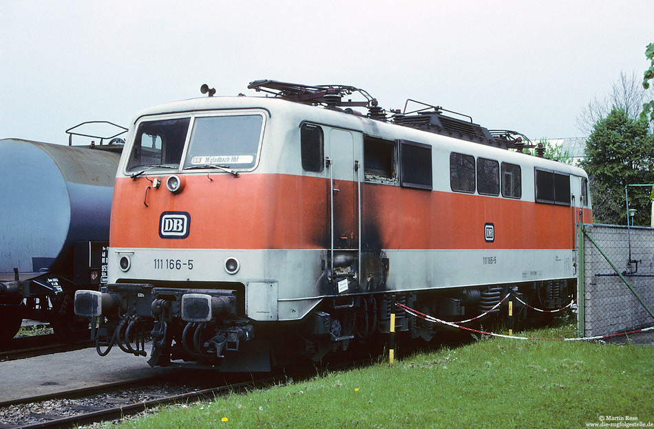 111 166 mit Brandschaden abgestellt im Aw Opladen