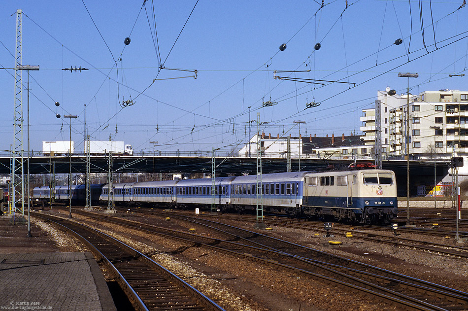 Mit dem IR2457 Braunschweig – Konstanz fährt die 111 110 in Heidelberg ein
