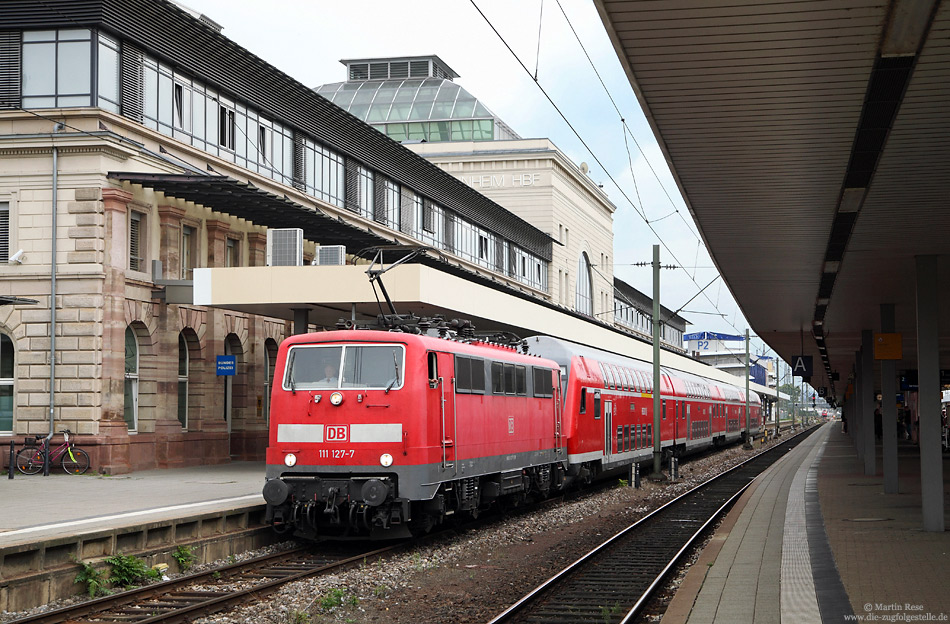 111 127 vom Bw Trier vor dem Steuerwagen in Mannheim Hbf