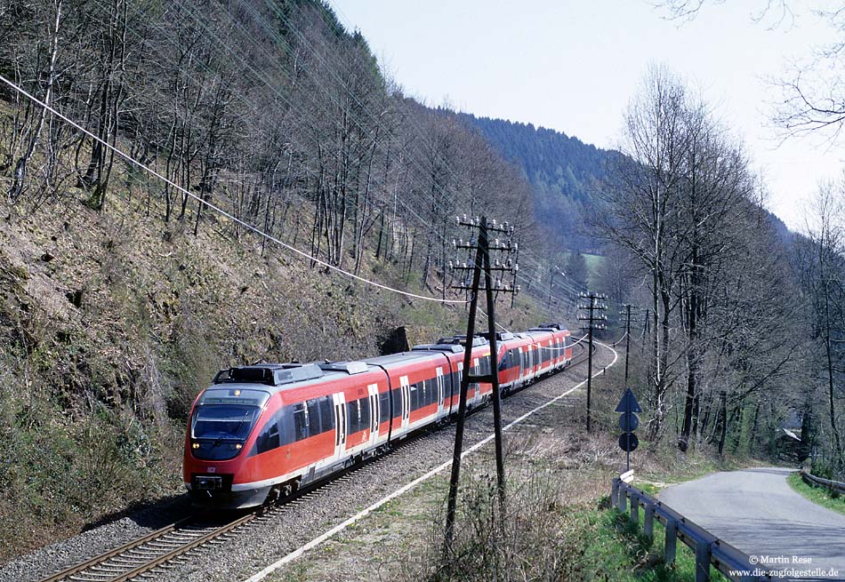 Nahe dem ehemaligen Haltepunkt Brunohl fährt der 644 037 als RB 11840 nach Köln. 14.4.2003. Die Telegraphenleitungen wurden hier nach Inbetriebnahme des ESTW Köln Deutz zurückgebaut.

