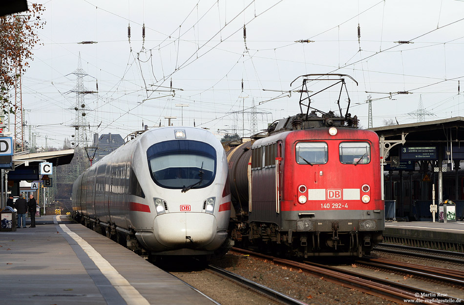 
Wenn in Berlin Rummelsburg mal kein ICE2 verfügbar war, wurde auf der ICE-Linie 10 schon mal ein ICE-T eingesetzt. Problematisch wurde die Sache erst beim Personalwechsel in Hamm, da nicht jeder Fernverkehrslokführer auf der Baureihe 411/415 ausgebildet ist. Am 28.11.2007 bestand dieses Problem offenbar nicht, da der ICE652 in Form des 411 066 den Bahnhof Solingen Hbf pünktlich passiert.