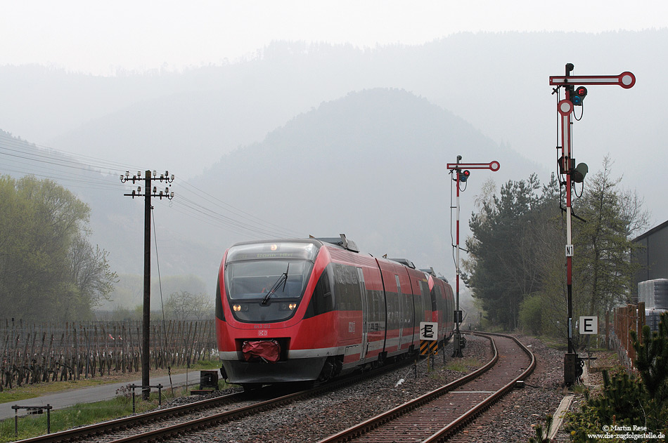Einfahrender 643 012 in Dernau mit Formsignalen und Telegrafenleitungen