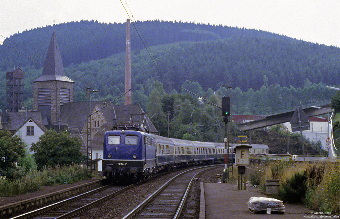 Mit dem D 912 Frankfurt - Dortmund passiert die 110 104 den ehemaligen Haltepunkt Hofolpe