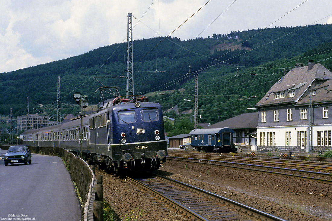 Mit dem N6823 Hagen – Siegen fährt die Kölner 110 125 in Meggen ein