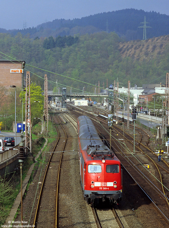 Mit der RB 39161 Hagen - Siegen verlässt die 110 389 den Bahnhof Werdohl auf der Ruhr-Sieg-Strecke