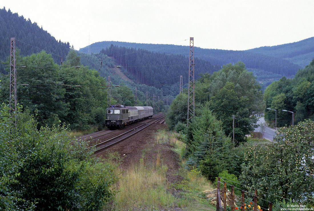 140 756 in grün mit Nahverkehrszug bei Kirckhundem im Sauerland