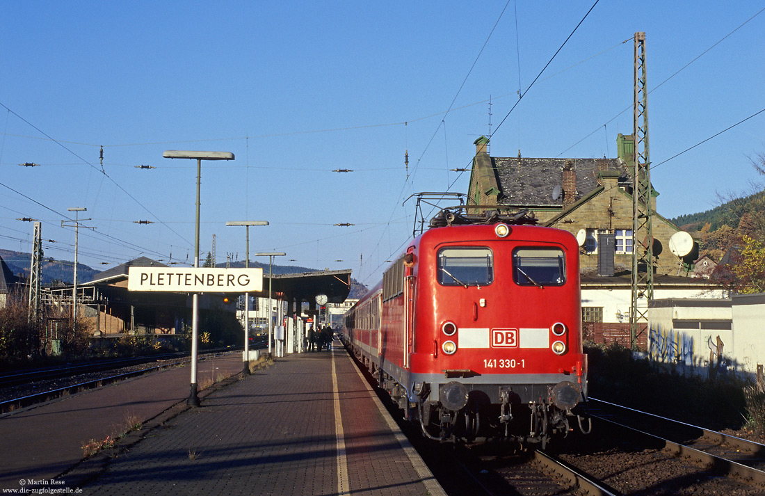 141 330 mit Regionalbahn im Bahnhof Plettenberg.