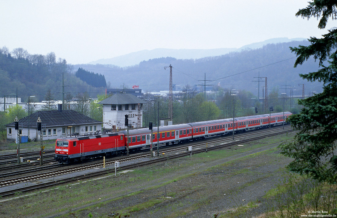 Mit der RB39167 fährt die 143 290 in Finnentrop ein
