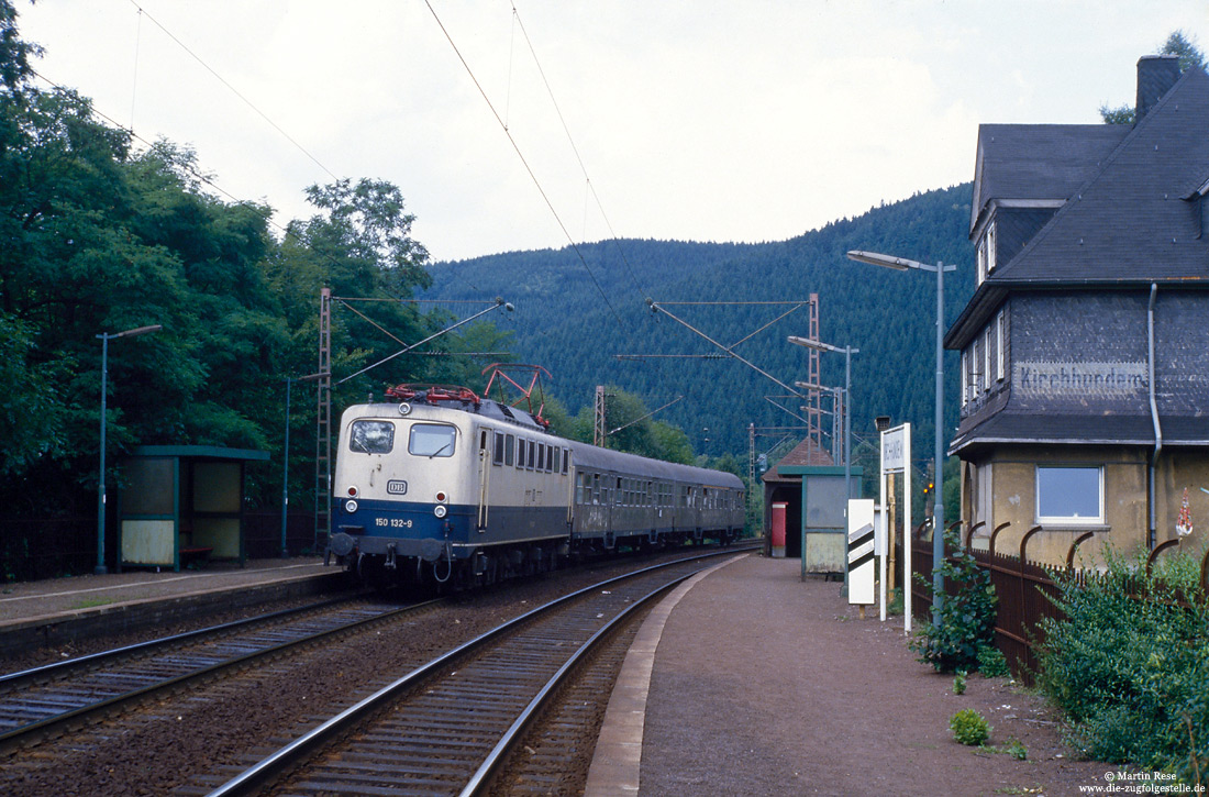 150 132 mit N6831 Finnentrop - Aü am Haltepunkt Kirckhundem im Sauerland