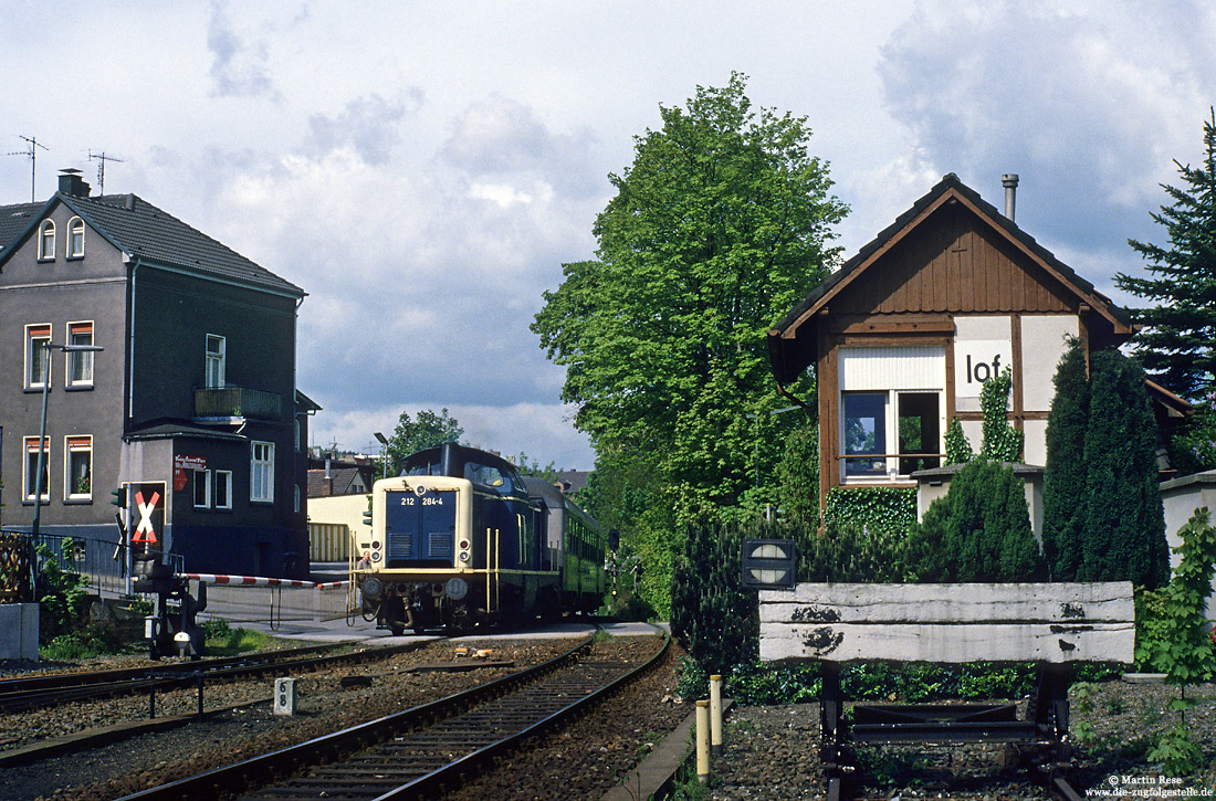 Aus Iserlohn kommend fährt die Hagener 212 284 mit dem N6118 nach Fröndenberg am 13.5.1989 in den Bahnhof Iserlohn Ost ein.