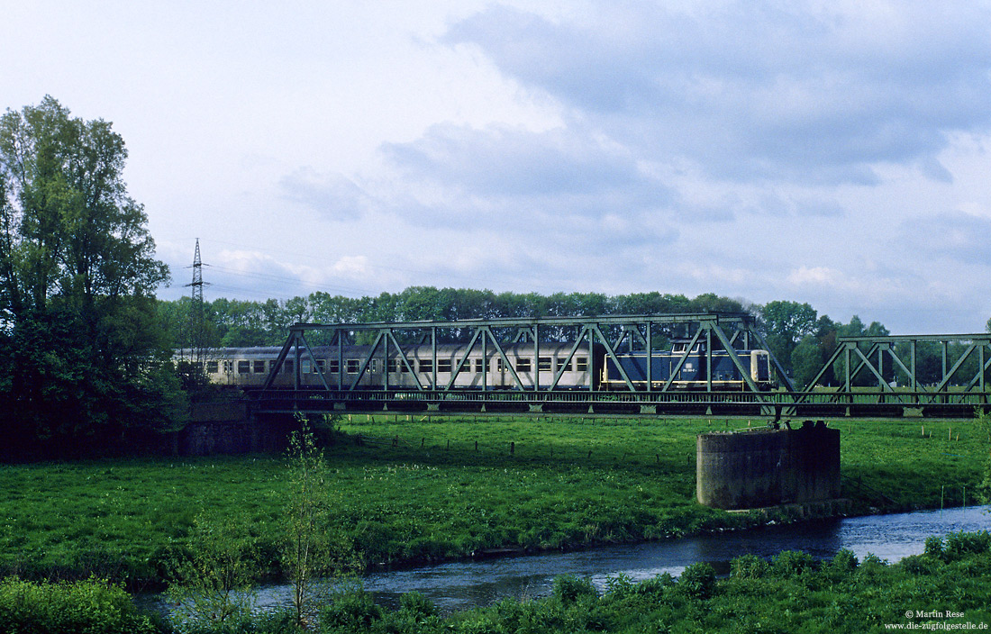 212 290 mit N6459 (Unna – Menden) auf der Ruhrbrücke bei Fröndenberg