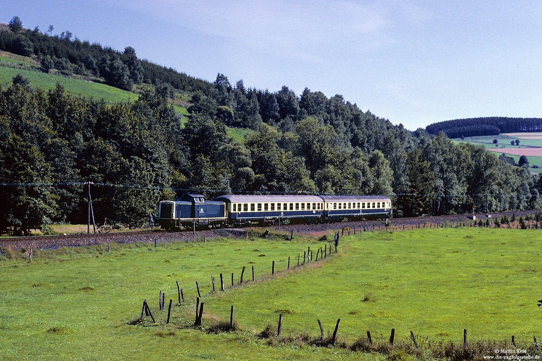 212 306 mit Bm-Wagen bei Wulmeringhausen im Negertal