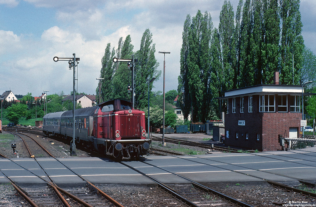 212 308 in rot am Stellwerk im Bahnhof Hemer