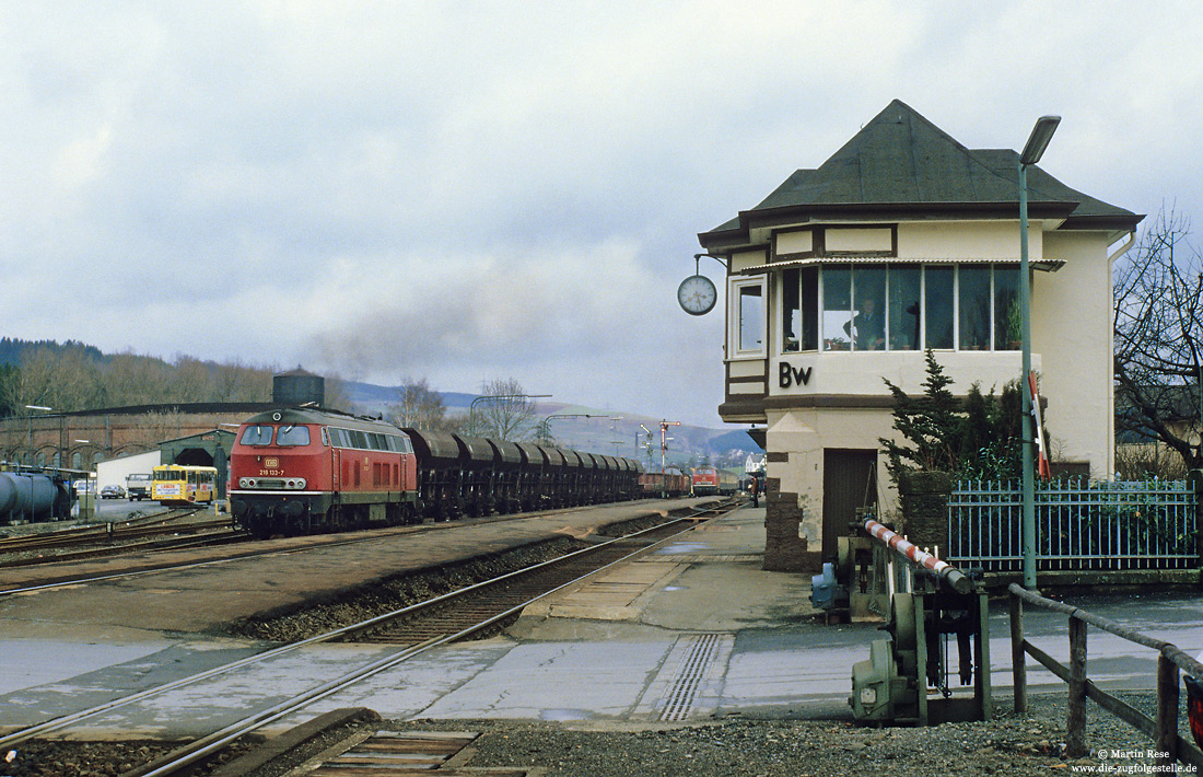 Mit einem beachtlichen Güterzug verlässt die 218 135 den Bahnhof Bestwig in Richtung Schwerte