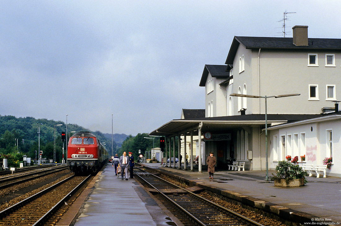 218 138 mit D2329 Amsterdam - Bad Wildungen im Bahnhof Neheim Hüsten