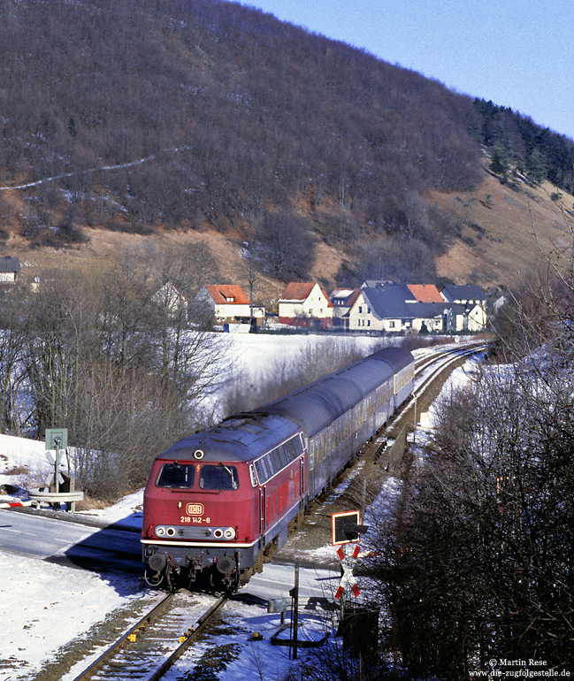 218 142 mit dem E3694 Warburg – Brilon Wald am Ostportal des Messinghauser Tunnel