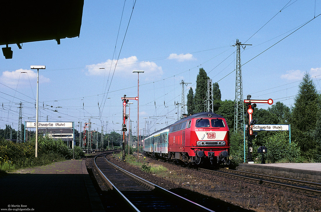 218 150 orientrot fährt mit dem RE3888 in den Bahnhof Schwerte ein