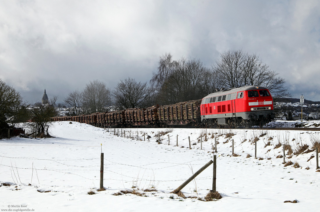 218 208 mit Güterzug bei Brilon Stadt im Schnee