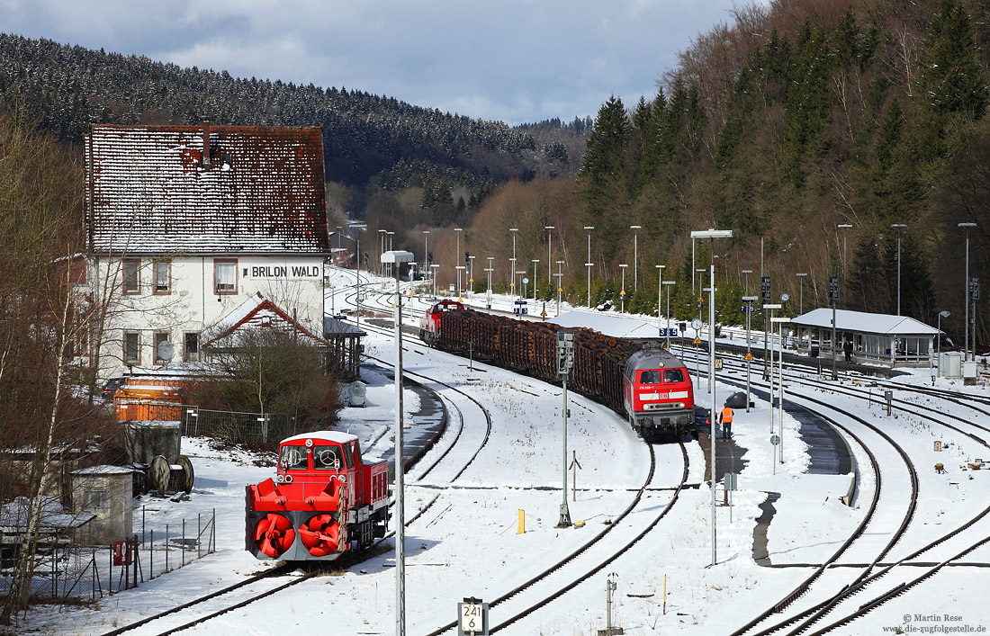 218 208 mit EK54404 nach Schwerte im Bahnhof Brilon Wald